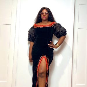 Nobles und elegantes Handbesticktes Toghu Kleid - Traditionelle Afrikanische Kleidung für Frauen - Kamerunisches Kulturelles Outfit - Bamenda Elegantes Kleid