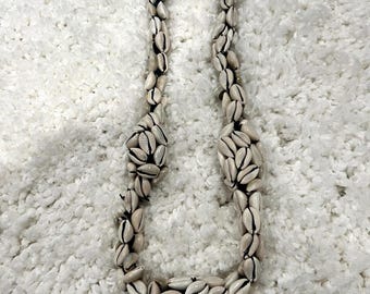 Authentische Kauri Muscheln aus Kamerun | Toghu Kauri Muschel Kette | Grassfield Trachtenperlen | Bamenda Perle | Bamileke-Kette
