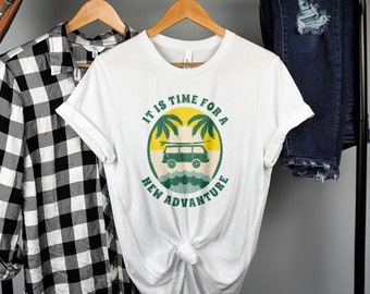 Äventyrssökande T-shirt, Dags för ett nytt äventyr, retro van-grafik med strandmotiv, palmträd och hav