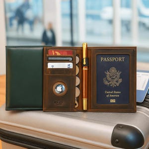 Personalisierter Passhalter mit AirTag-Steckplatz, benutzerdefinierte Leder-Reisebrieftasche, Geschenk für Paare, Flitterwochen oder Jubiläumsreise