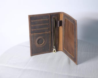 Personalized Leather Passport Holder Set: Couple&#39;s Travel Gift with AirTag