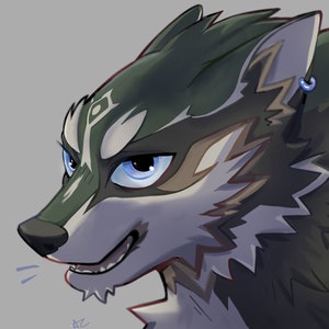 Puede incluir: Ilustración digital de una criatura parecida a un lobo con ojos azules y una sonrisa. La criatura tiene marcas verdes oscuras y blancas en la cara y un pendiente azul. El fondo es gris liso.