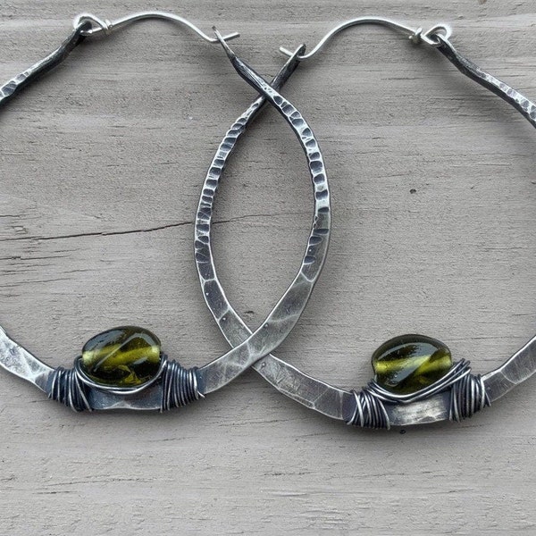 Sterling Zilveren Hoepels / Olijfgroen / Zilveren Hoepels / Hoepel Oorbellen / Grote hoepel oorbellen / Gehamerd zilver / Grote Hoepels / daniellerosebean /