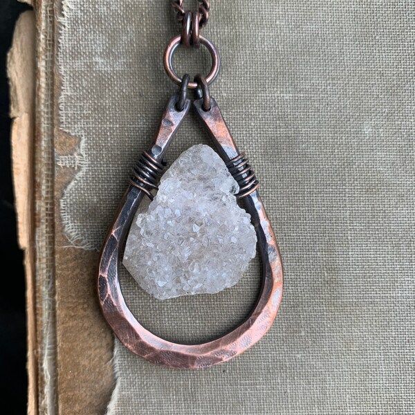 Collier en grappe de quartz brut / Chaîne en cuivre antique / Bijoux rustiques / Déclaration / Boho / Pierres de guérison / daniellerosebean / Cristal