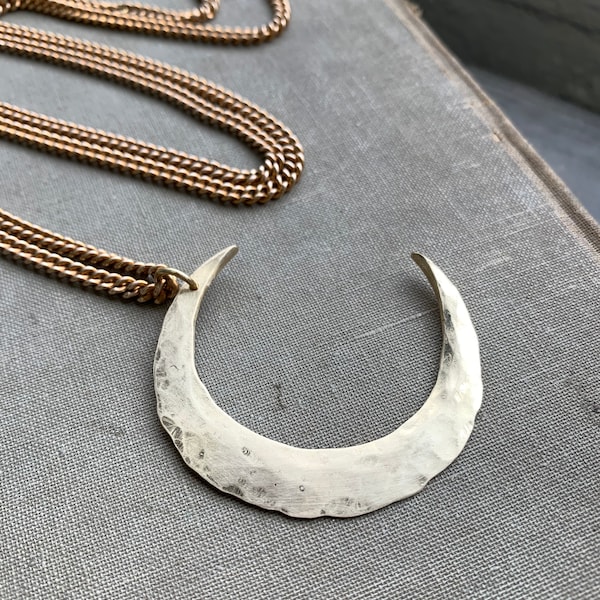 Handgemaakte messing maansikkelketting, boho-sieraden met laagjes