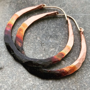 Aros de cobre oxidado con efecto ombré, aros rústicos martillados