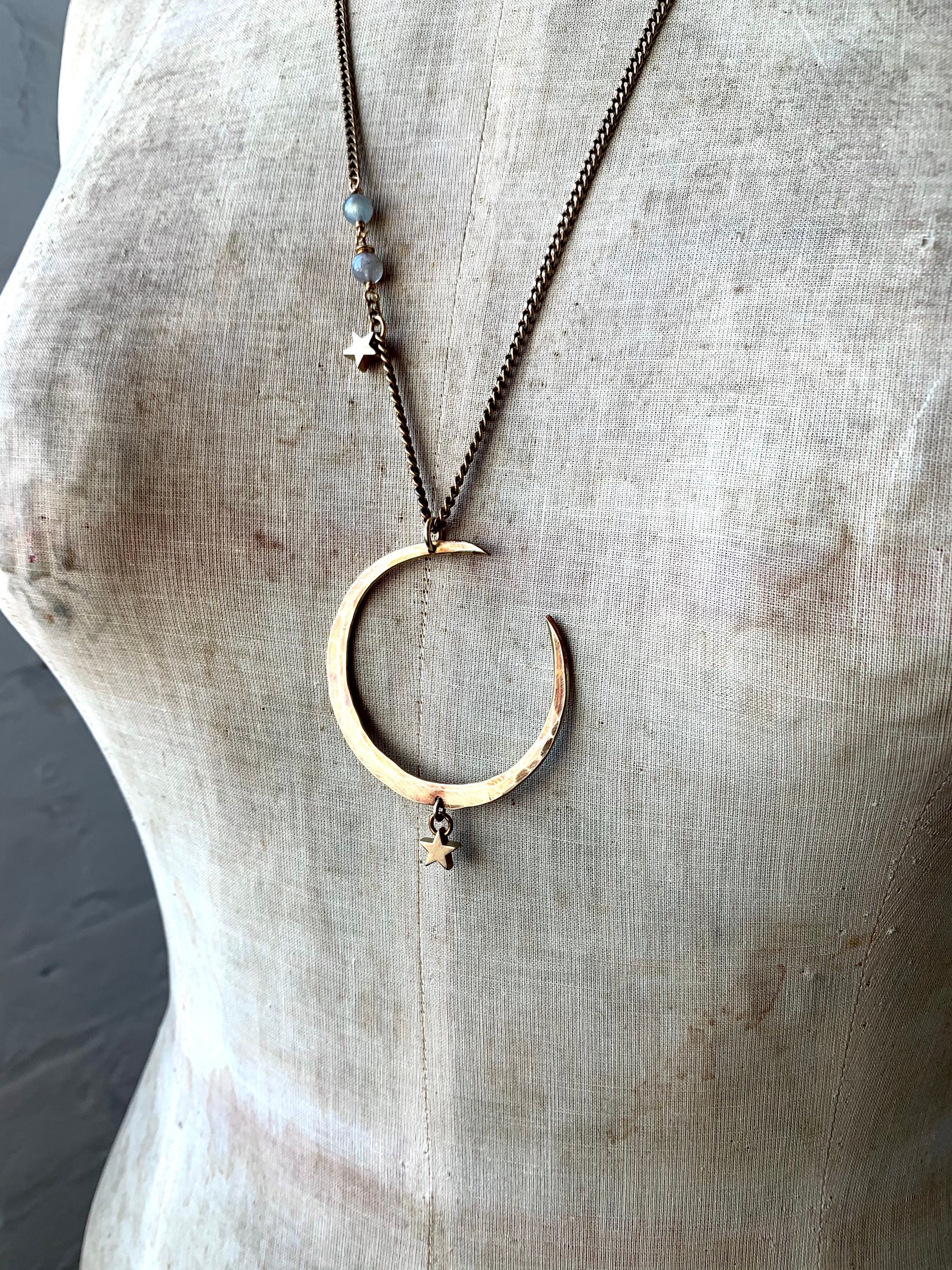 Collana lunga in ottone martellato con stelle e lune in acciaio - W