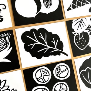 Tarjetas didácticas de alto contraste en blanco y negro con temática de alimentos para recién nacidos dibujadas a mano para bebés