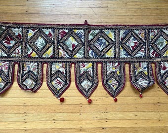 Vintage burgunderrote indische Toran Türbehang mit Spiegelstickerei Quasten