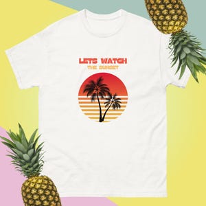 Könnte beinhalten: Weißes T-Shirt mit einer Retro-Sonnenuntergangsgrafik und dem Text "Lets Watch The Sunset".