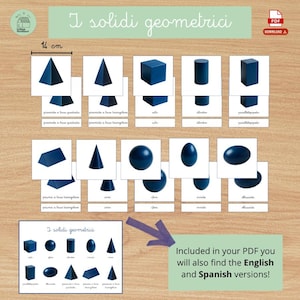Può includere: Flashcard con forme geometriche 3D blu navy, come piramidi, cubi e cilindri, etichettate in italiano. L'immagine include una misura di 14 cm. Il testo "I solidi geometrici" è in alto. Il PDF include anche le versioni inglese e spagnola.