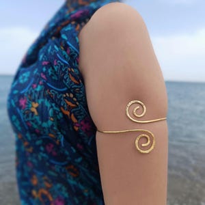 Verstelbare spiraalvormige bovenarmmanchet – Handgemaakte messing armband voor dames – Boho festival sieraden