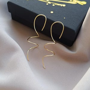 Pendientes minimalistas de alambre dorado en espiral, hipoalergénicos, ligeros, reversibles, largos, para mujer, 6,5 cm