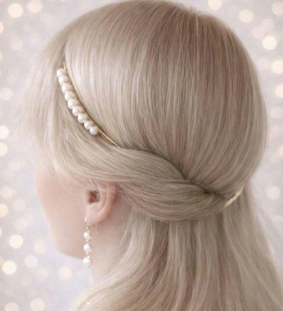 Minimalist Pearl Halo Crown for Bride, Bridal Halo Headband  display picture 3