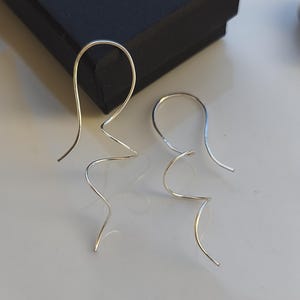 Peut inclure: Panneau en bois rustique avec l'inscription "Welcome to our home" en lettres blanches. Le panneau présente une finition vieillie et un design simple et accueillant.