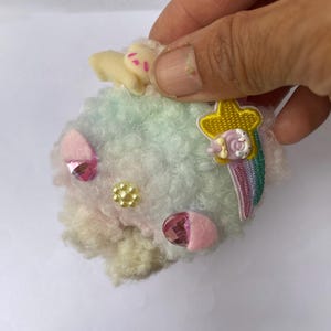 Épingle et barrette de charme de sac de bibelot d'ours doudou OOAK, porte-clés kawaii, porte-clés mignon, porte-clés animal, porte-clés pastel