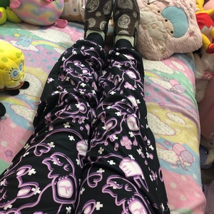 Hurt Bunny Panic Attack Pill Jogger pluche broek, Yami Kawaii joggingbroek, menhera broek, menhera joggingbroek, menhera kleding, kawaii