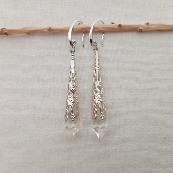 Boucles d'oreilles transparentes longues en métal argenté en filigrane pour femmes actives. Longues boucles d'oreilles coniques. Jolis bijoux victoriens. cadeau boucle d'oreille vintage