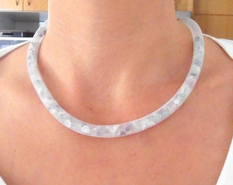Gargantilla de fluorita. Minimalista. Rejilla blanca con gema de fluorita natural sin perforar + Regalo