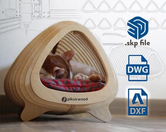 Peut inclure: Un lit pour chat en bois en forme de triangle aux bords arrondis. Le lit a une petite ouverture pour que le chat puisse entrer et un coussin moelleux rouge et noir à carreaux à l'intérieur. Le lit est sur un sol brun clair et il y a un mur blanc en arrière-plan. Le lit porte l'inscription "pikkus wood" imprimée sur le fond.