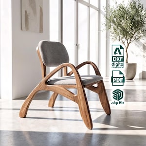 Può includere: Una poltrona in legno con seduta e schienale imbottiti in grigio chiaro, caratterizzata da braccioli curvi e gambe inclinate. L'immagine include icone per il download digitale DXF, PDF e file .skp, indicando un file di design digitale.
