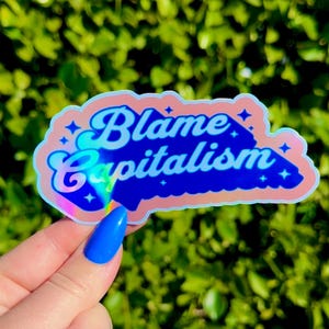 BASTE KAPITALISMUS | Niedlicher holografischer Linker Sticker