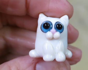 Cream-Colored Cat Lampwork Glass Bead