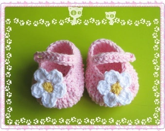 PATTERN in PDF -- Crocheted baby maryjane booties with a flower -- Newborn