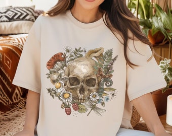 Maglietta con stampa floreale a teschio e colori comfort, abbigliamento per Halloween in stile boho chic, maglietta casual autunnale unisex Bloom Macabre, regalo unisex