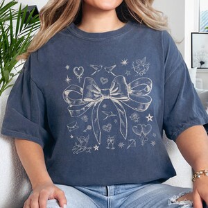 Camiseta con mensaje de amor y lazo de coqueta, arte lineal, colores cómodos, linda camiseta con garabatos de Cupido, prendas All About Love, ideas de regalos para el día de San Valentín para ella
