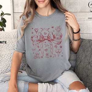 Camiseta con mensaje de amor y lazo rojo de Coquette, arte lineal, colores cómodos, linda camiseta con garabatos de Cupido, All About Love Apparel, idea de regalo para el día de San Valentín