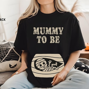 Mummy To Be Mummy Baby Comfort Colors Koszulka ciążowa, Koszulka z informacją o narodzinach bliźniaków i trojaczków, Kostium ciążowy na Halloween, Prezent dla mamy gotyckiej