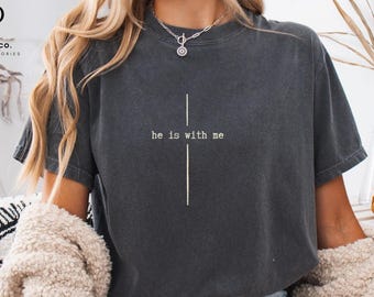 Camiseta "Él está conmigo" con colores reconfortantes, cita bíblica inspiradora y motivacional, camiseta minimalista con base religiosa, regalo cristiano unisex.
