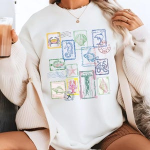 Maglietta Comfort Colors con francobolli colorati dell'oceano, abbigliamento estetico costiero "Sotto il mare", maglietta "Coral Reef Summer Vibes", regalo per gli amanti della spiaggia Schick