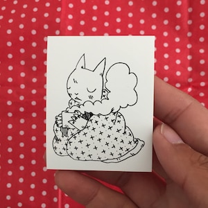 お茶を飲むブランケット猫ビニールステッカー、Deth P. Sun作