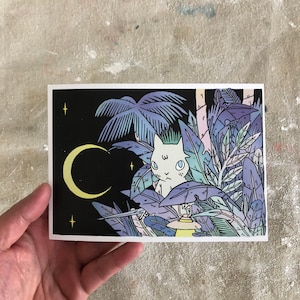 Gato con espada en la jungla y luna creciente Postal impresa por Deth P. Sun