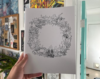 Puede incluir: Un dibujo en blanco y negro de una corona circular con varias criaturas y objetos caprichosos. La corona está rodeada de un fondo blanco.