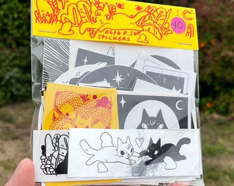 Op de afbeelding: Een doorzichtige plastic zak met een verzameling diverse stickers. De gele koptekst bevat rode lijntekeningen van katten en planten met de tekst "DETH P. SUN STICKERS" en een roze "40"-sticker. De stickers binnenin bevatten zwart-witte katten.