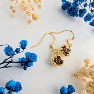 Gold Granatapfel Ohrringe | Obst Schmuck | Gold und Rot Zubehör | Natur Ohrringe | Boho Ohrringe | Aussage | Versilberte Haken