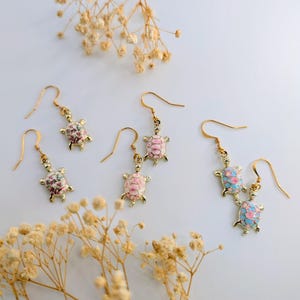 Örhängen i sköldpadda i porslin med blommotiv, djurmotiv, present till henne, botaniskt mönster i vintagestil