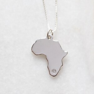 Colgante pequeño de África de plata de ley + diamante incrustado en la cadena - collar de diamantes de plata 925, mapa de África de plata maciza