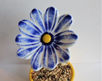Daisy Flower Plant Stake, Daisy Flower, Fused Glass Garden Art, White and Blue Daisy Flower Plant Stake, Yard Art, Garden Art, Garden Decor