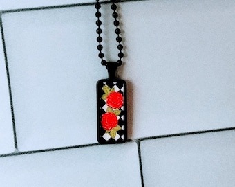 Pendant necklace with roses and ball chain