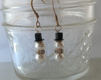 Snowman Earrings made with Swarovski Pearls, Swarovski crystal for hat and neck