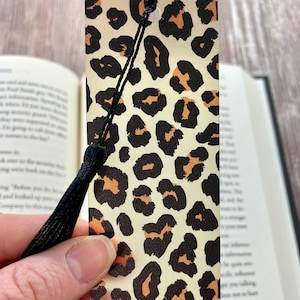 Marcapáginas con estampado de leopardo y borla negra: un elegante regalo para lectores.