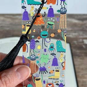 Buntes Monster Halloween Lesezeichen – Niedliches gruseliges Kinder Lesezeichen mit Quaste – Lustiges Geist & Süßigkeiten Design – Belohnung für Lehrer oder Geschenk für Buchliebhaber