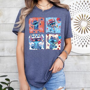 Puede incluir: Una camiseta azul marino con un gr&aacute;fico de Stitch en cuatro paneles, cada uno con un dise&ntilde;o patri&oacute;tico diferente. Stitch se representa con elementos de la bandera estadounidense, fuegos artificiales y accesorios festivos. La camiseta es una prenda casual.