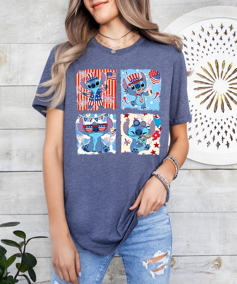 Puede incluir: Una camiseta azul marino con un gr&aacute;fico de Stitch en cuatro paneles, cada uno con un dise&ntilde;o patri&oacute;tico diferente. Stitch se representa con elementos de la bandera estadounidense, fuegos artificiales y accesorios festivos. La camiseta es una prenda casual.