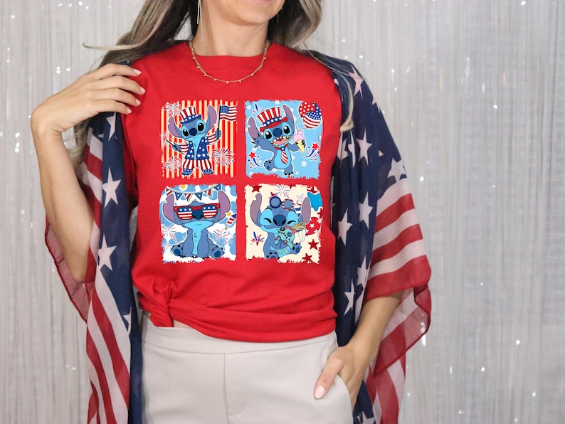 Puede incluir: Camiseta roja con un dise&ntilde;o de cuatro paneles de un personaje de dibujos animados azul con atuendo patri&oacute;tico. El personaje se representa con una bandera estadounidense, fuegos artificiales y accesorios festivos. La persona lleva un chal con la bandera estadounidense.