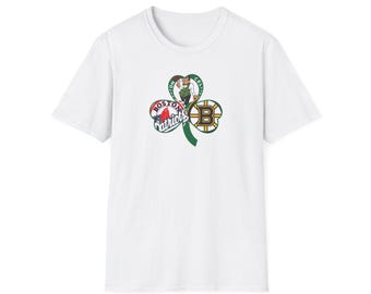 ボストン スポーツ トリフェクタ クローバー Tシャツ - ペイトリオッツ、ブルーインズ、セルティックス